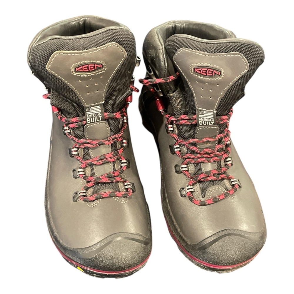 KEEN Women'sβ Black and Red Winter Boots